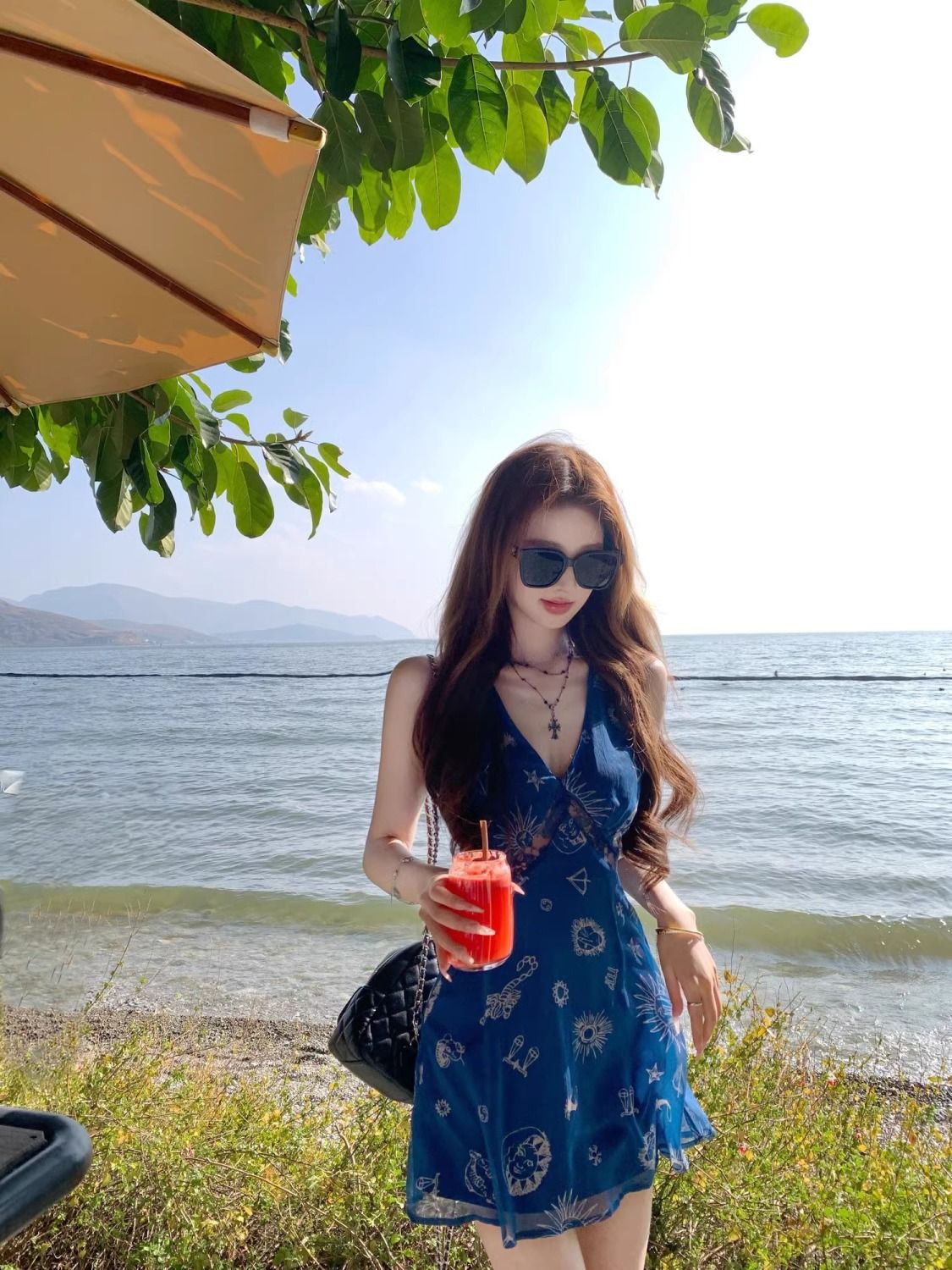 Retro V-Neck Blue Floral Sleeveless Suspender Dress Spring and Summer Sexy Sexy Figure-Showing Waist A-Line Skirt