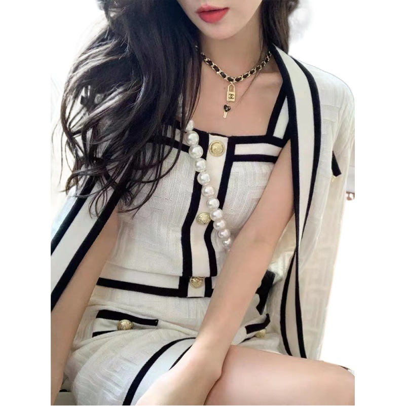Tweed Style High-End Accessible Luxury Celebrity Street Hong Kong Style Suit Women's Retro Chic Cardigan Short Skirt Knitted Three-Piece Set