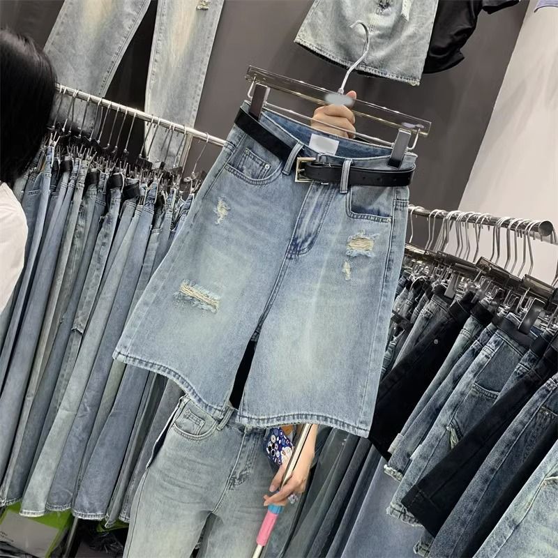 Picture of 2025 Summer Korean Style Five-Point Jeans Women's Fashionable Ripped Wide-Leg Straight Shorts Niche Slimming Look Mid-Pants