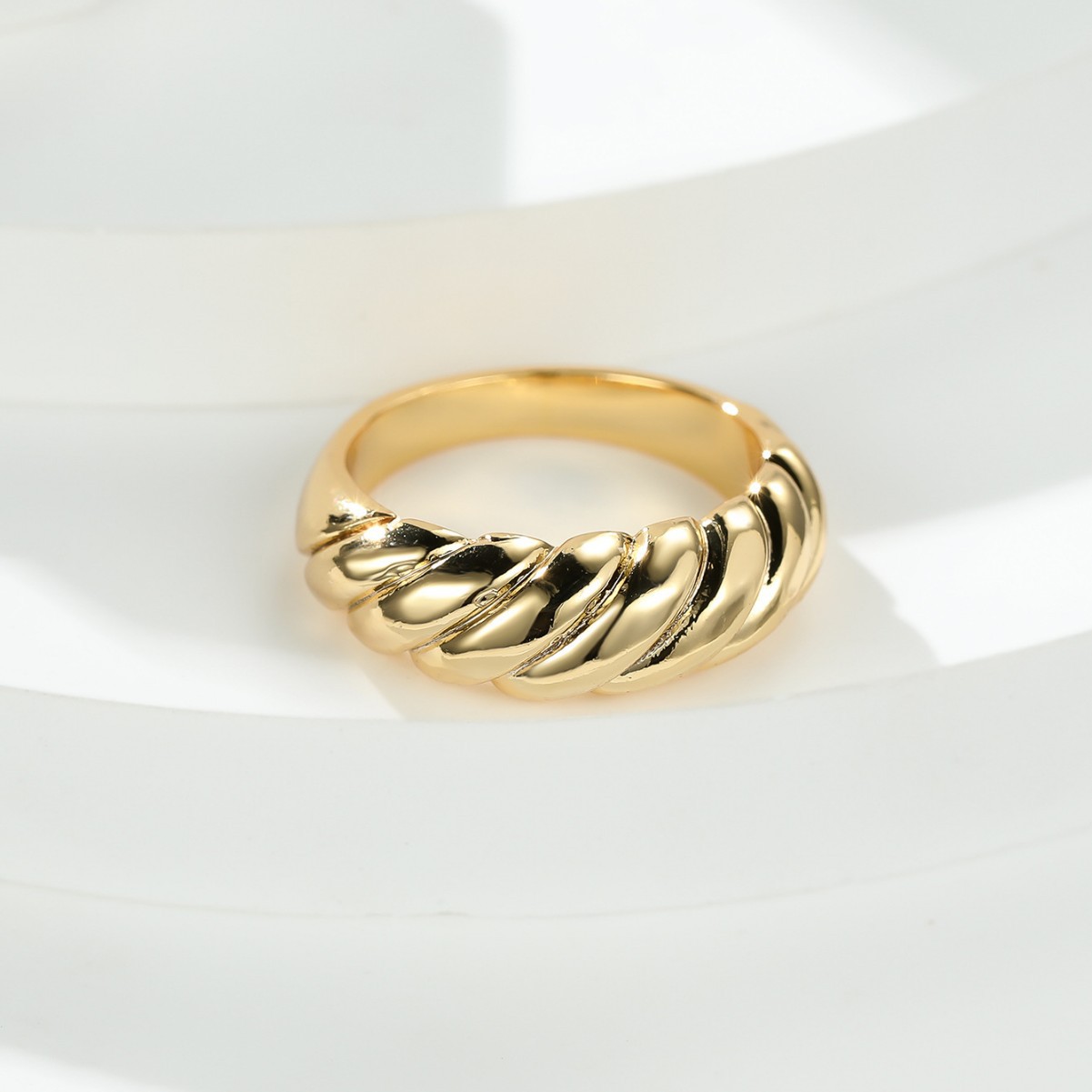 European and American Retro 18K Gold Twist Ring, Fashionable, Simple, Accessible Luxury Ring, Personalized and High-End Ring