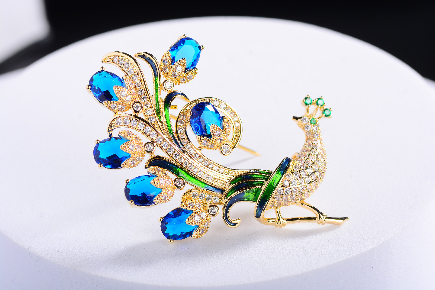 Picture of Korean Fashion Peacock Open Screen Zircon Brooch Fashion High-end Sense Clothing Pin Coat Cardigan Accessories Women
