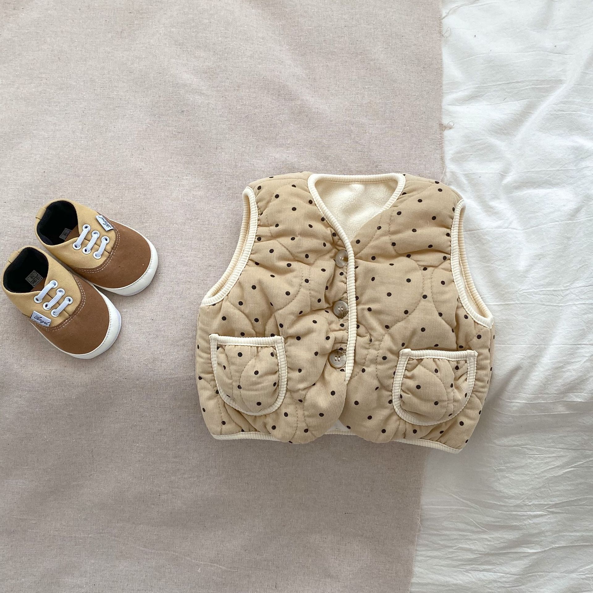 Picture of 0-3 years old children's vest Korean-style polka dot quilted male and female baby outer wear thickened warm baby cotton vest vest