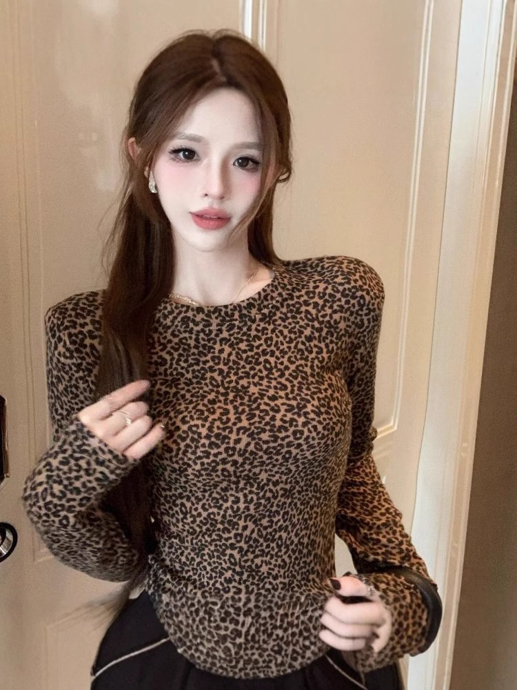 Autumn and Winter New Vintage Spice Girl Leopard Print Slim-fit Tight Waist T-shirt Base Shirt Hong Kong Style Elegant Chic Inner Top