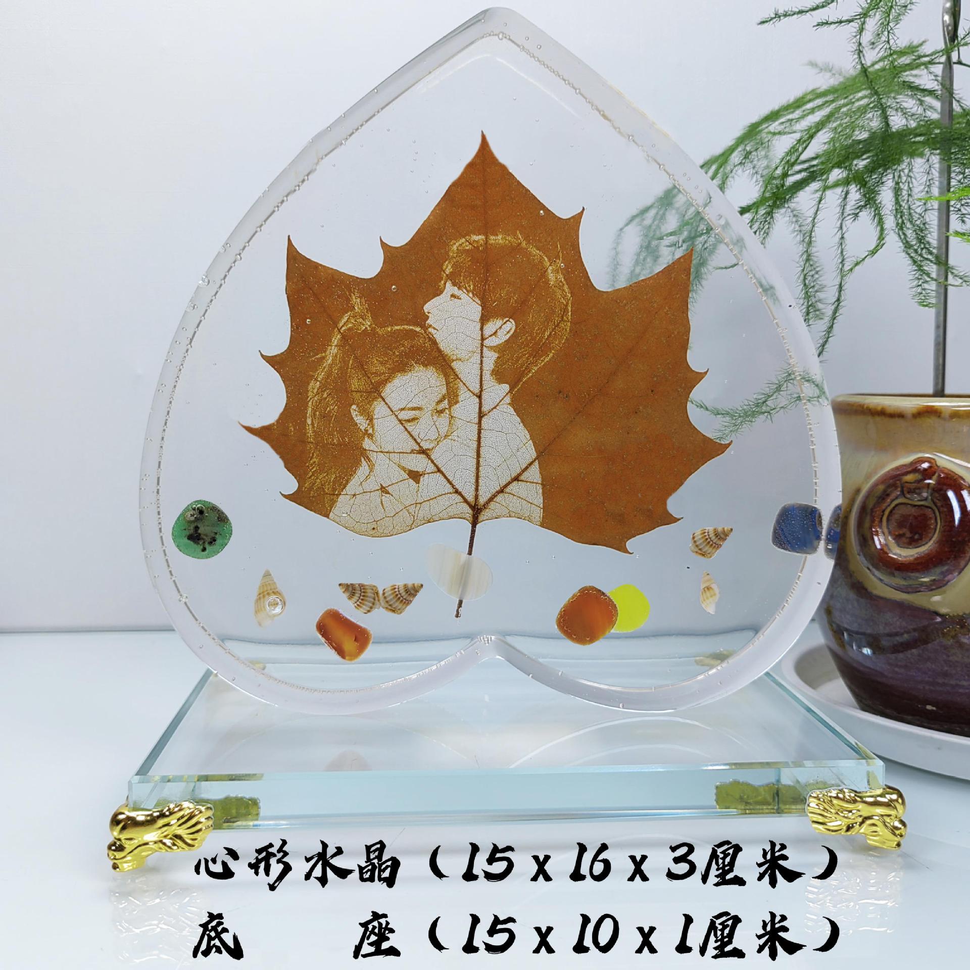 Picture of Leaf carving photos set to send girlfriends girl photos leaves wedding anniversary diy leaf carving birthday gift