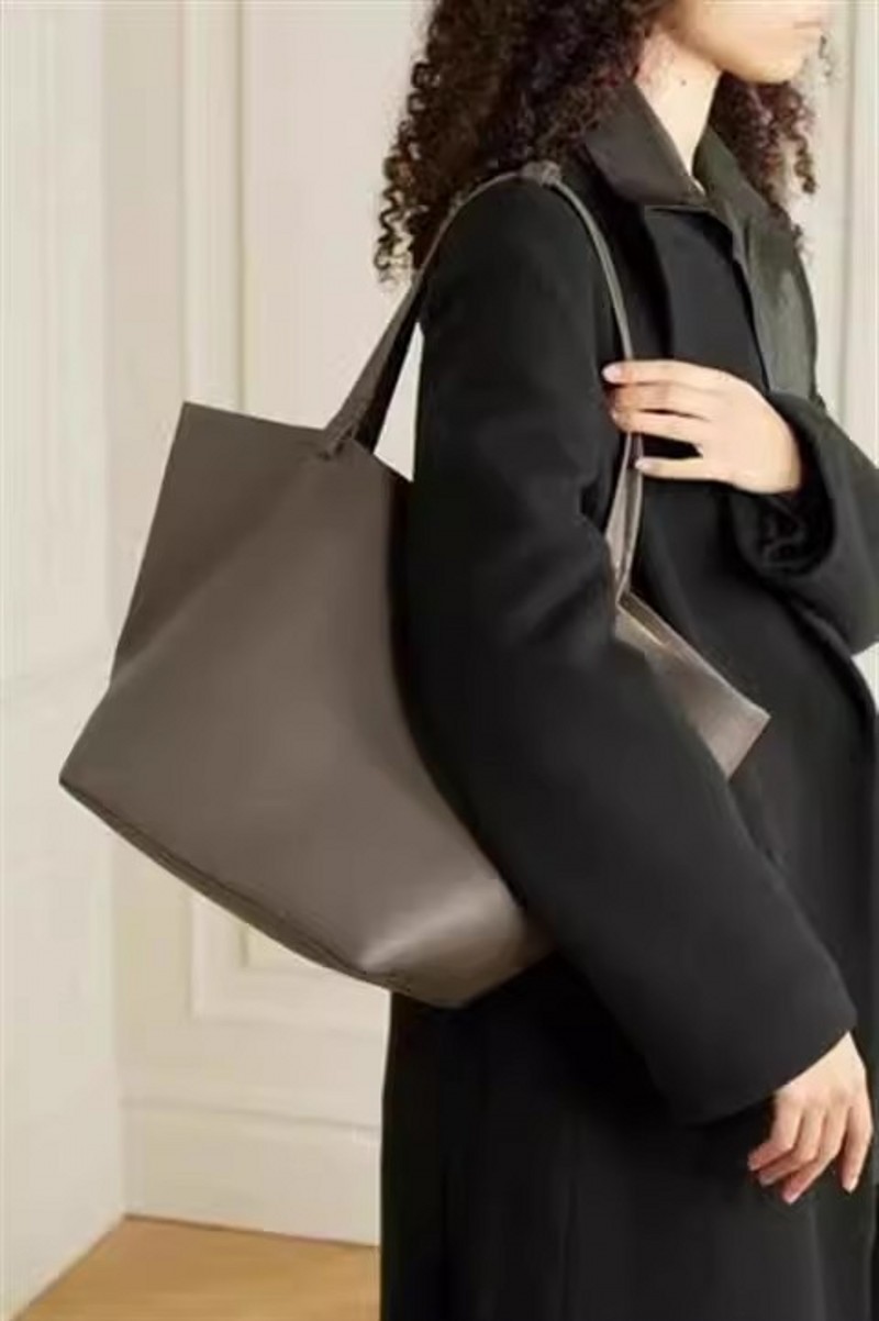 Picture of 2024 New Bag Large Bag Therow Bag Large Capacity Bucket Bag Commuter Mummy Bag Shoulder Tote Bag