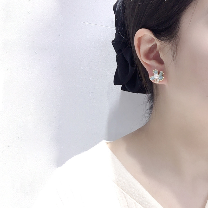 Picture of Zhuji Natural Freshwater Pearl Earrings Woman Morandi Color Fresh Zircon Flower Pearl Earrings 18K Bag