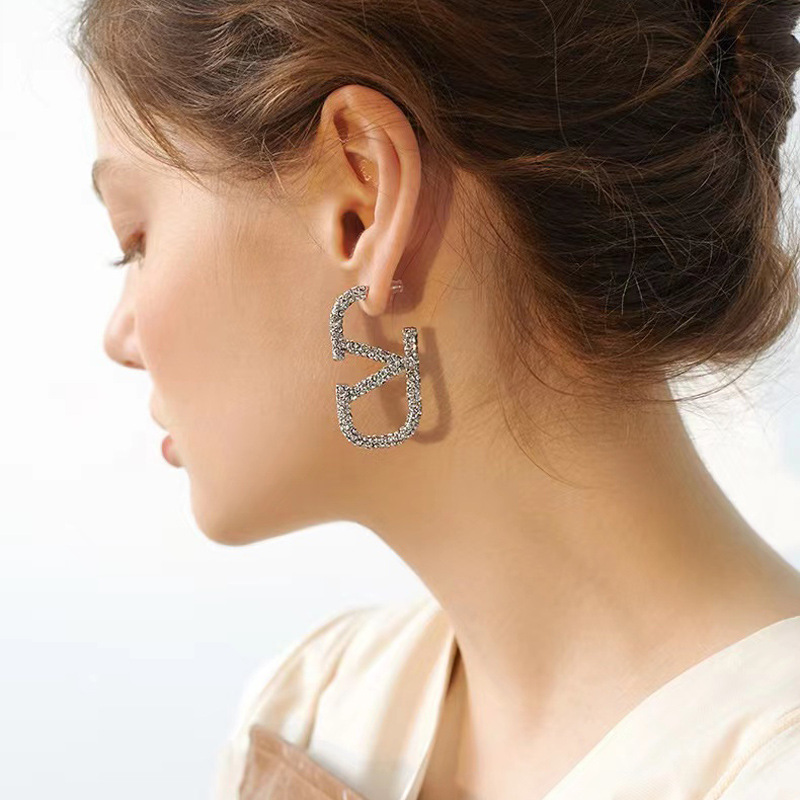 Picture of European and American niche design sense fashion light luxury full Diamond V-shaped female earrings Internet celebrity sweet cool personality temperament socialite earrings