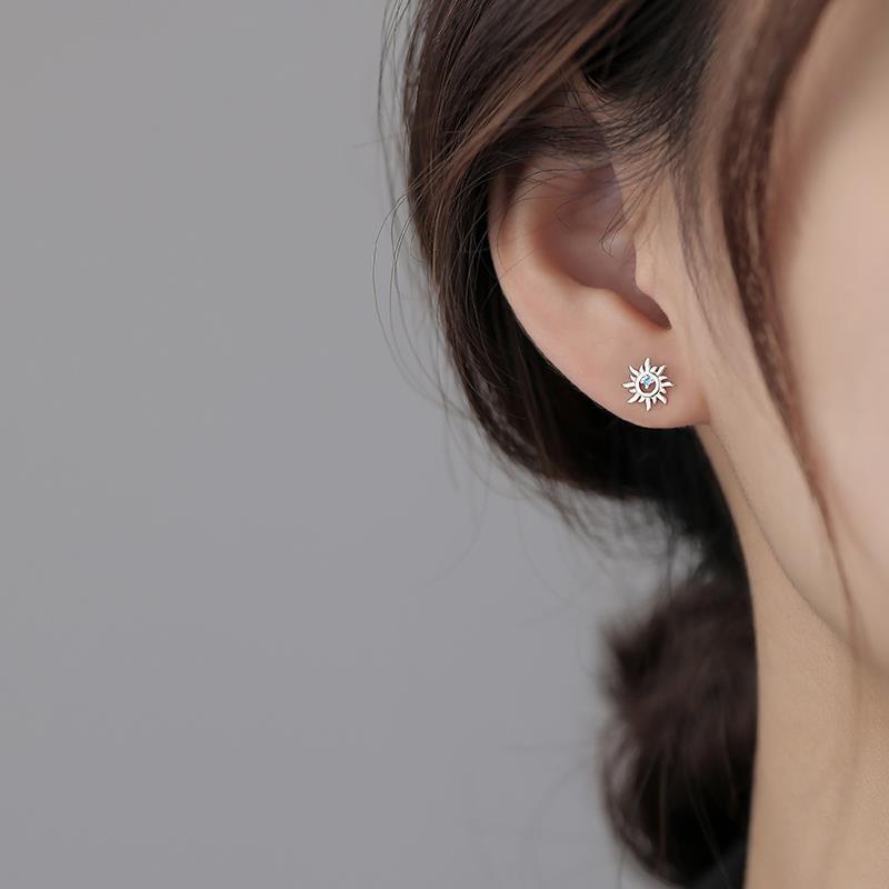 Sweet cool sunflower earrings female Korean fashion personality hollow flower earrings Instagram niche design sense earrings trendy