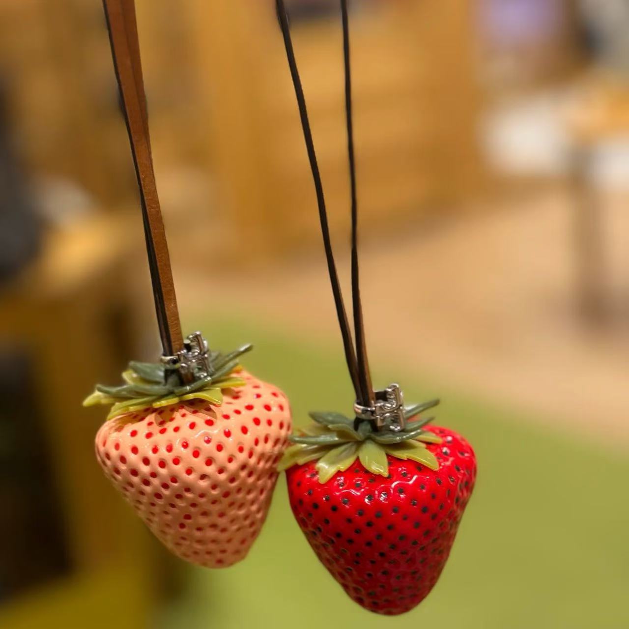 New three-dimensional strawberry pendant car pendant acrylic leather ins fresh fruit and vegetable color stitching key chain