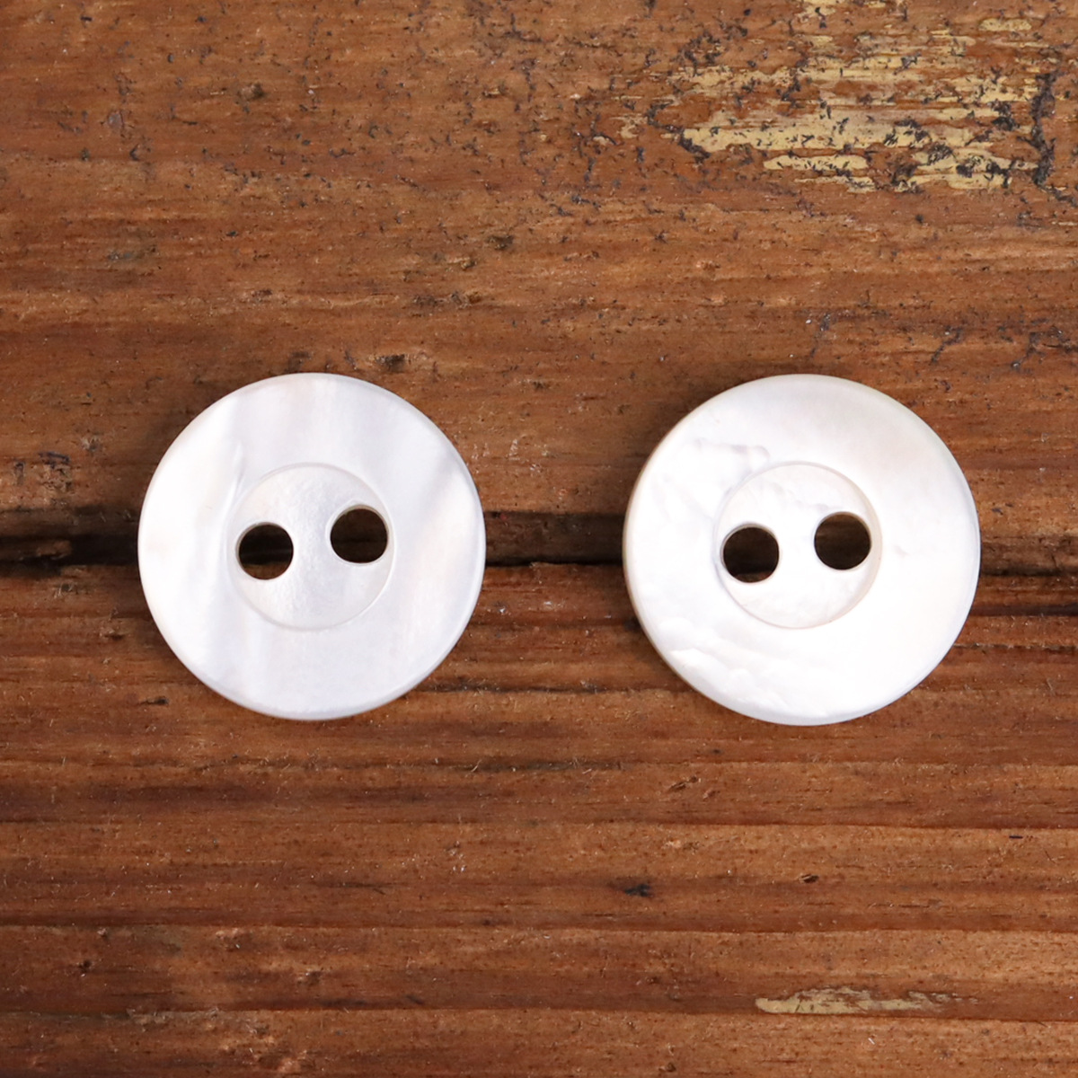 High-end wide edge transparent white butterfly shell button deep sea natural material silk fabric accessories two-eye button