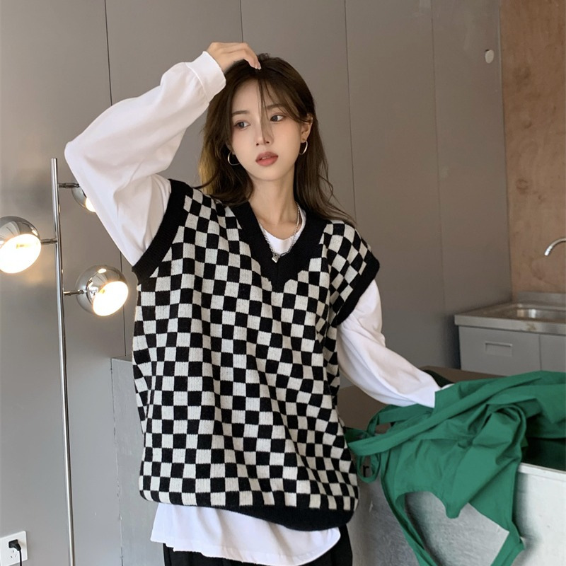 Autumn and Winter Black and White Chessboard Plaid Knitted Vest Women's V-Neck Loose Outer Wear Small Lazy Stacked Ware