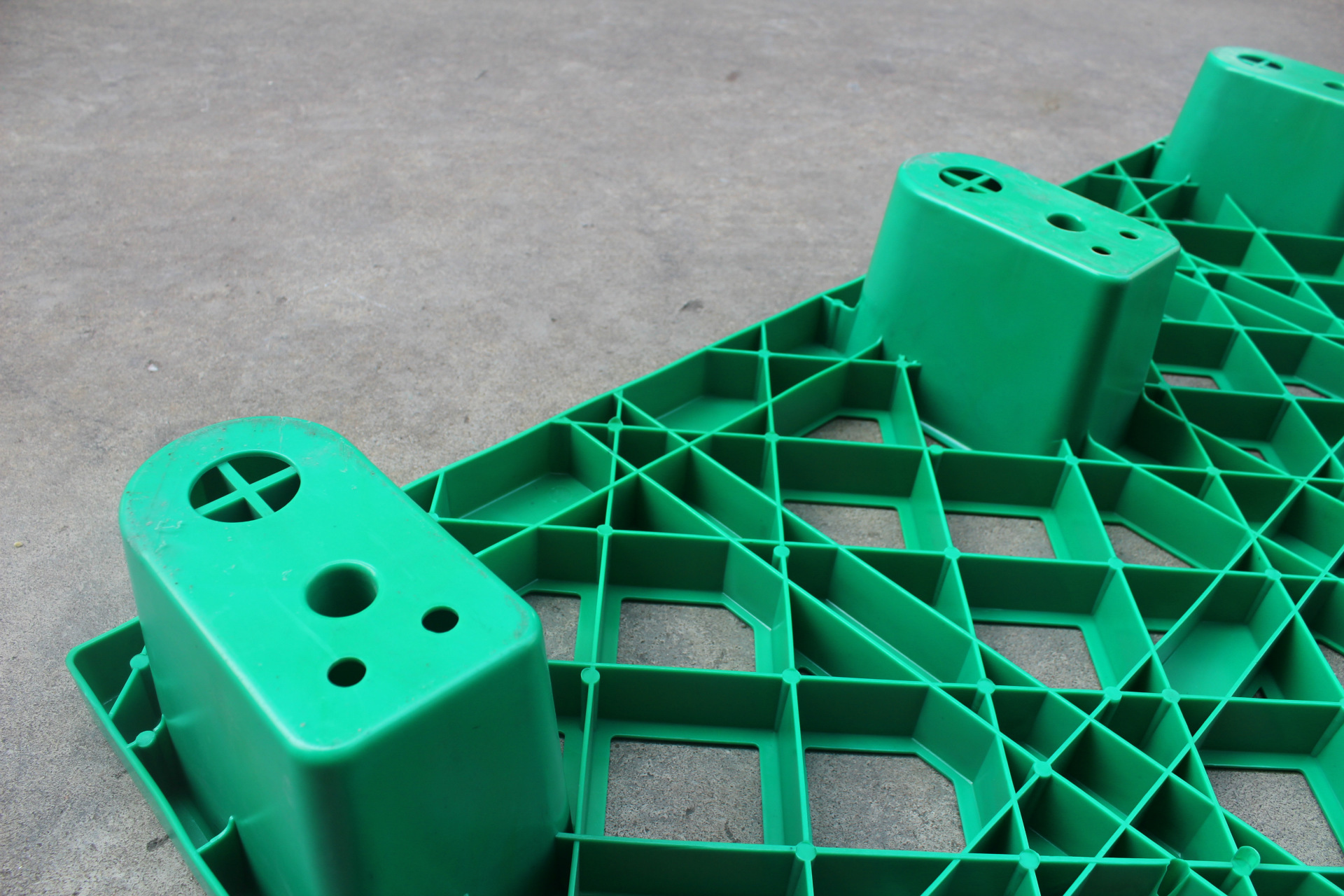 Picture of 32 Warehousing Transportation Freight Forklift Plastic Pallet Nine-Legged Plastic Pallet Four-Sided Fork 1.3*1.1m