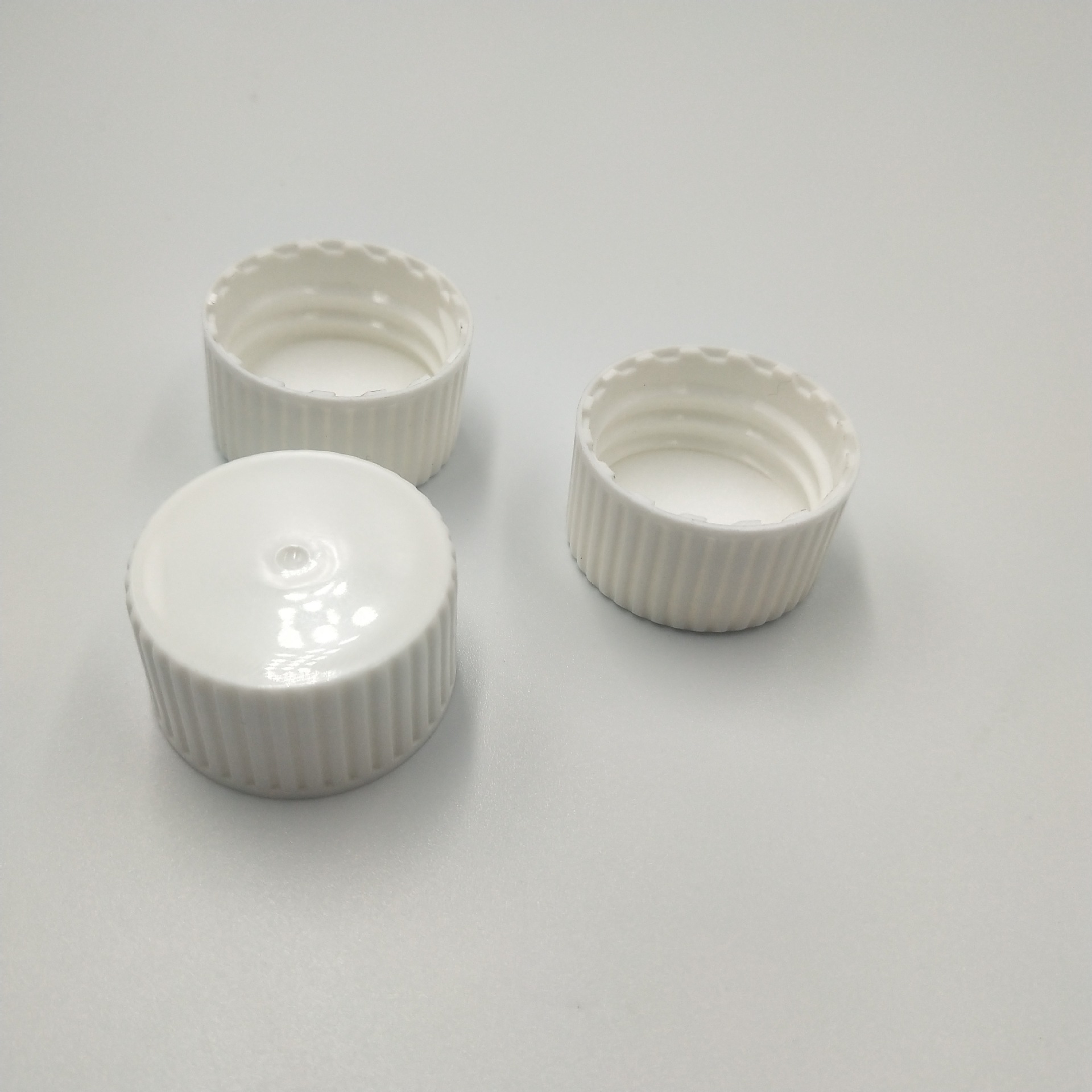 Picture of Factory supply 28/410 white thick lace plastic cover pp rotary cover sealed cover inverted tooth rotary cover