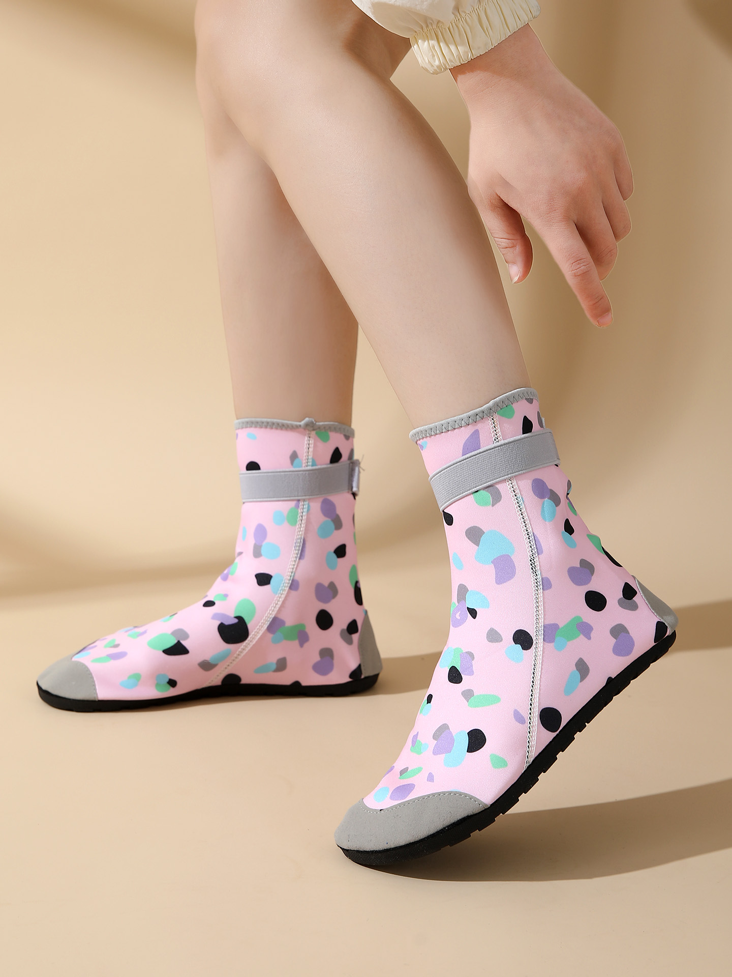 Picture of High-Top Kidsren's Beach Shoes, Adult Non-Slip and Anti-Cut Diving Shoes, Snorkeling Shoes, Swimming and Wading Baby Beach Socks