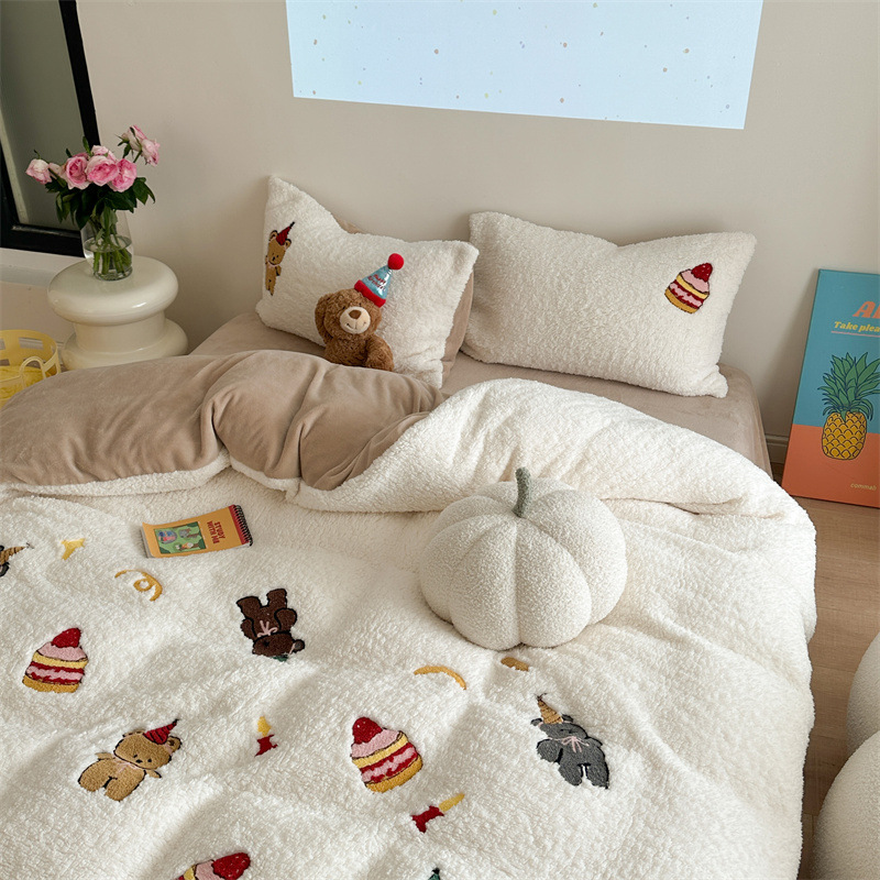 Class A Winter thickened lambswool four-piece set embroidered cartoon bear milk velvet bedding coral velvet quilt cover