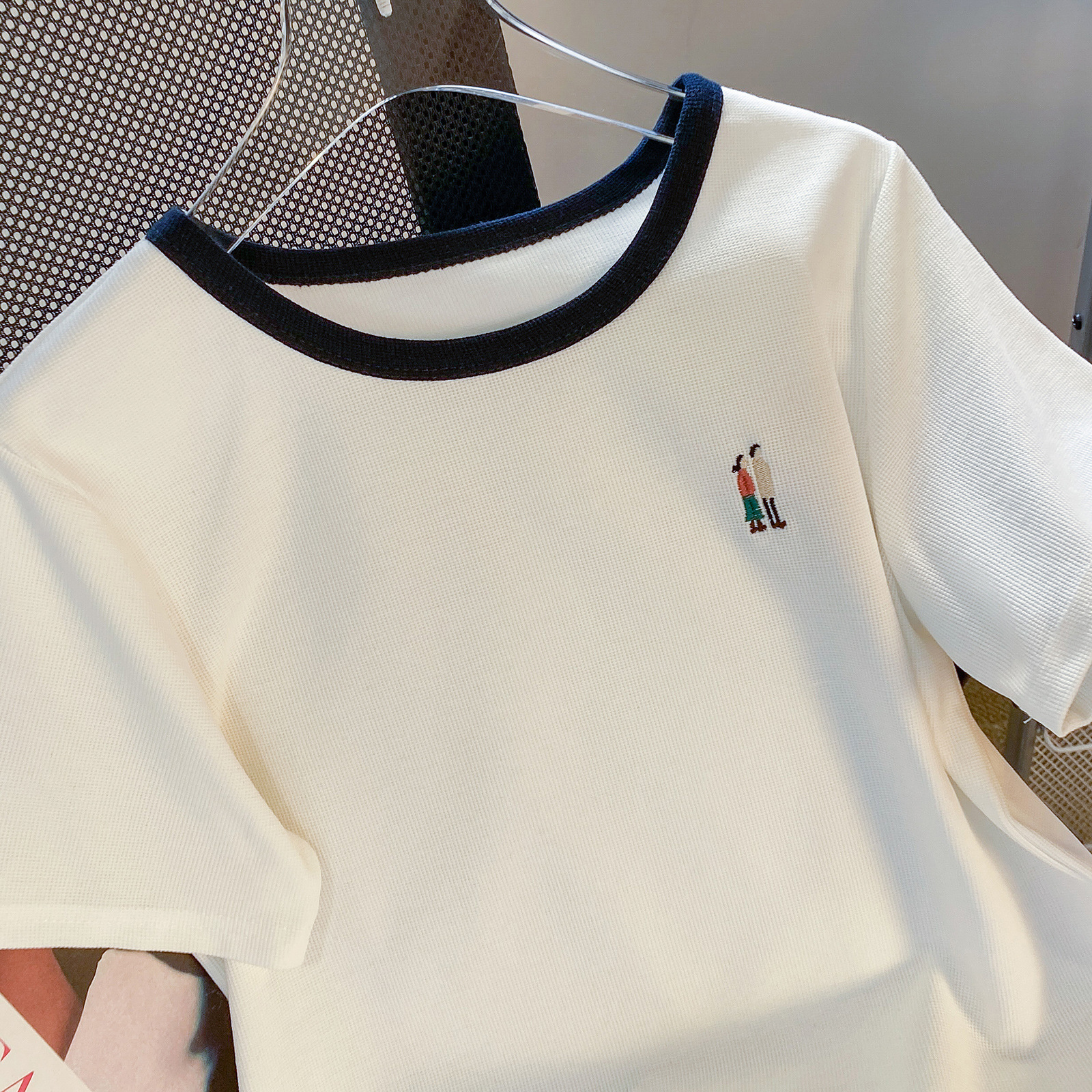 White Short-Sleeved Women's Clothing 2025 New Summer Design Niche Embroidered T-Shirt Thin Slimming Look Top