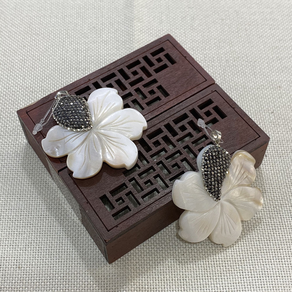 Natural shell diamond pendant six-petal flower-shaped shell melon seed buckle pendant DIY necklace jewelry accessories wholesale