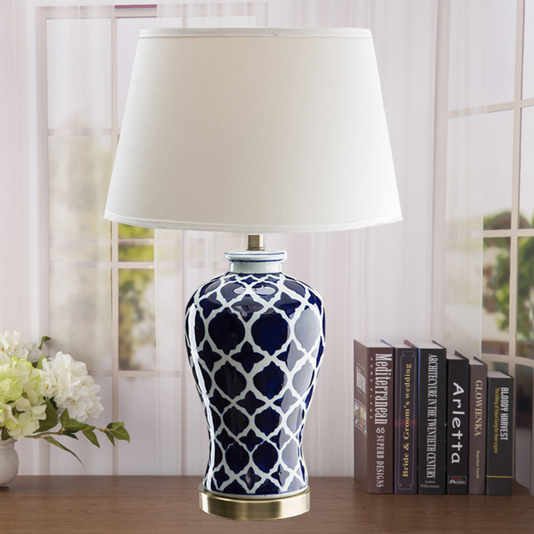 American retro hand-painted blue and blue ceramic table lamp living room decorative table lamp bedroom simple bedside lamp a generation of hair