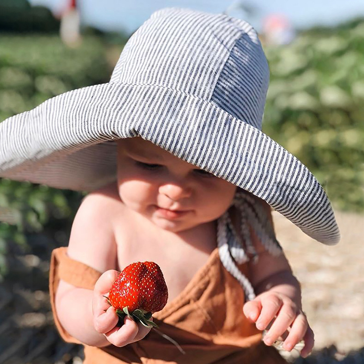 Picture of European and American Summer New Small Kidsren's Sun Hat Infant and Toddler Outdoor Large Brim Basin Hat Cotton and Linen Breathable Sun Protection Hat