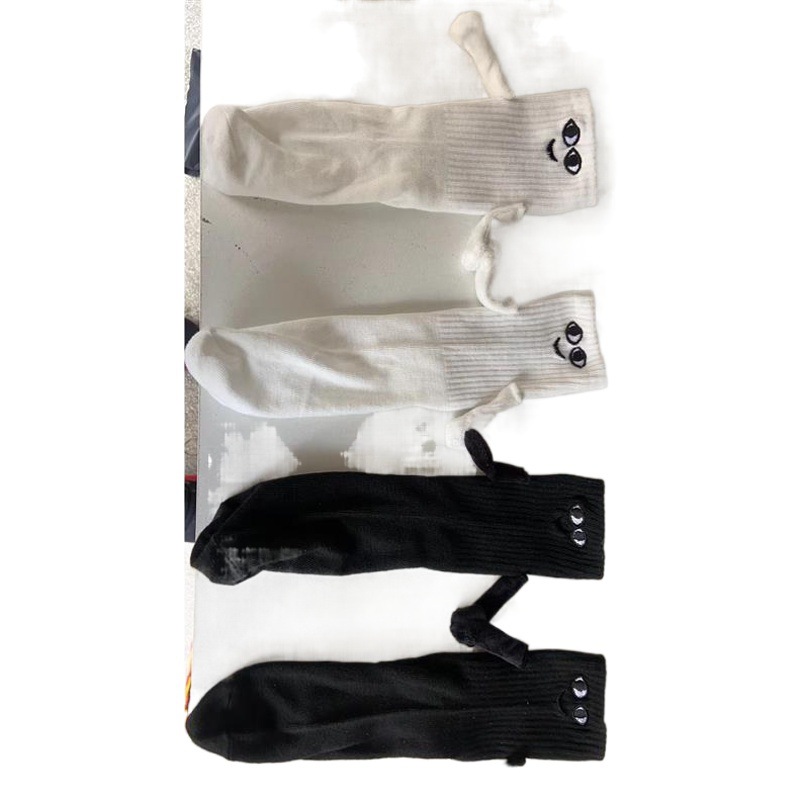 Cute black and white hand-holding smile mid-calf mouth magnetic suction couple socks all-match smiley face girlfriends stockings trendy socks
