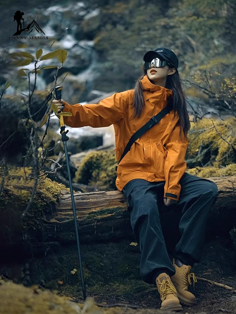 Designer outdoor jacket for women, 2025 new outdoor three-in-one Xinjiang Western Sichuan grassland Northwest travel outfit