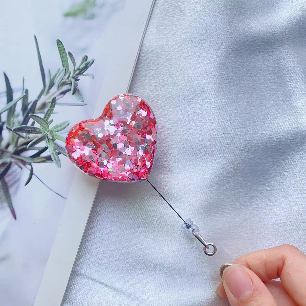 Picture of Amazon New Glitter Sequins Easy Pull-up Buckle 360 Rotating Alligator Clip Heart-shaped Brand Work Permit Easy to Pull