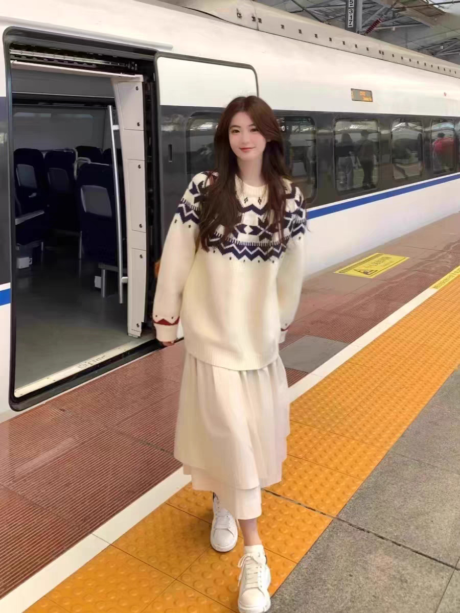 Picture of Retro Atmosphere Fair Isle Jacquard Sweater Women's Autumn and Winter Lazy Style Loose Soft Waxy Long-Sleeved Pullover Knitted Top