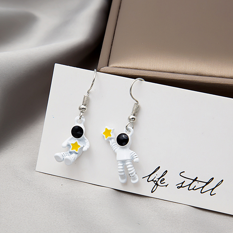 Japanese and Korean Fashion Asymmetric Astronaut Star Picking Earrings Creative Temperament All-match Design Sense Earrings for Women