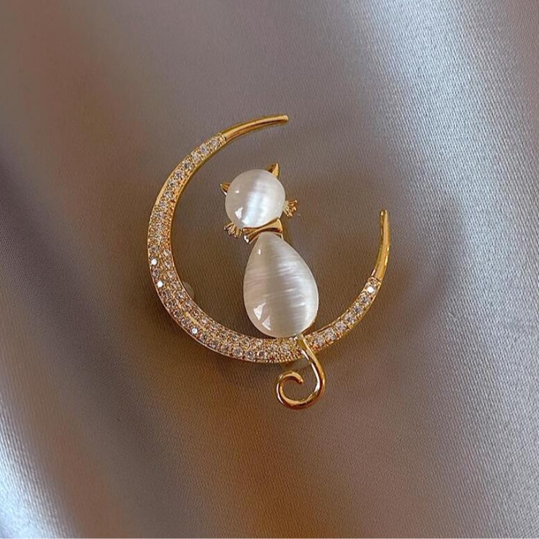 Opal zircon brooch exquisite kitten shape light luxury niche Dongda door buckle suit fixed Lady accessories fashion