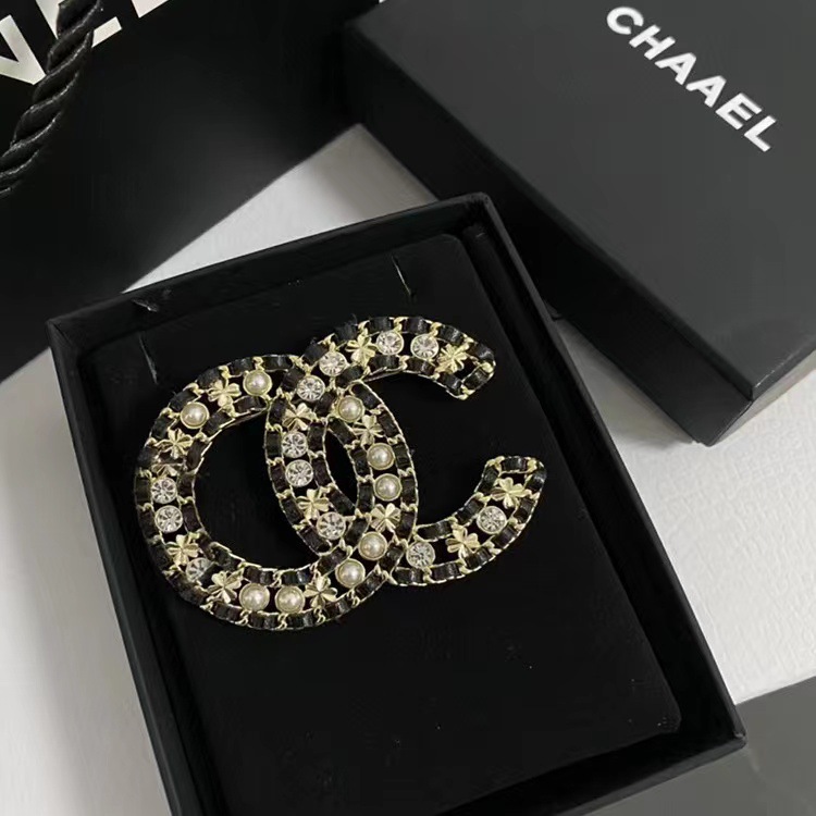 Picture of 2023 Autumn and Winter New High Quality Fragrance c Letter Brooch Retro Antique Chest All-match Simple High-end