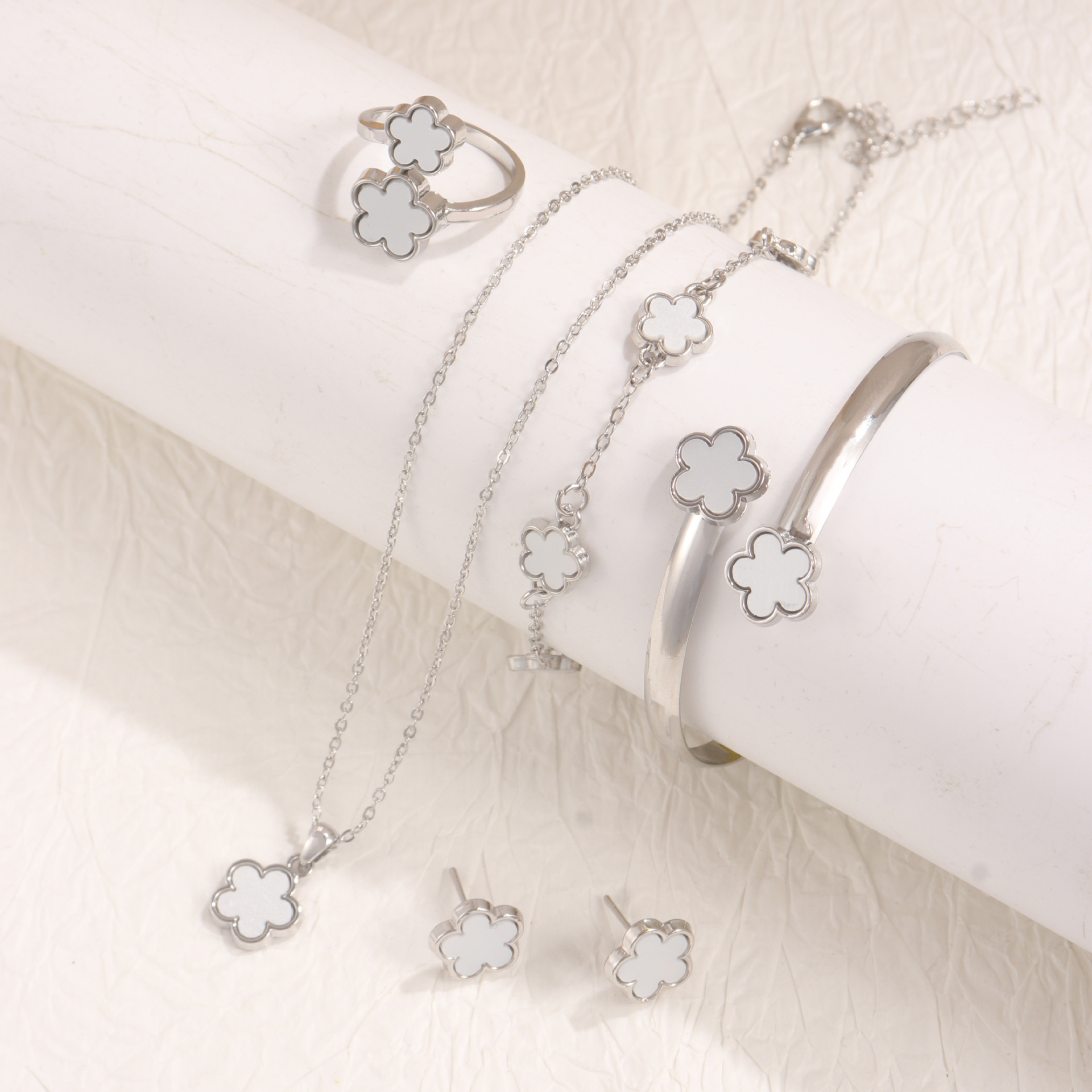 Picture of temu Hot Sale Bright Lucky Flower Jewelry suit Acrylic Bracelet Bracelet Five Leaf Clover Necklace Ring Earrings for Women