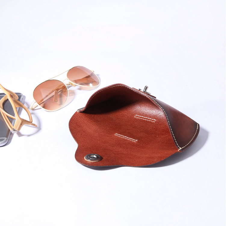 Picture of 2025 New High-end Glasses Case Genuine Leather Original Vintage Handmade Glasses Case Vegetable Tanned Leather Fish-eye Buckle Glasses Bag
