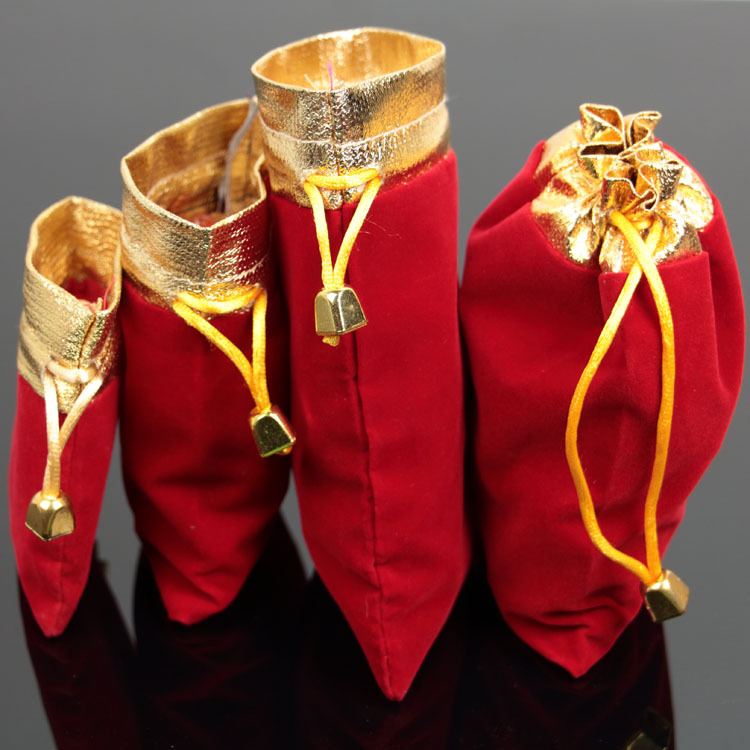 Picture of Red velvet bag red velvet gold mouth jewelry bag linen text play bag wooden string hand bag wholesale