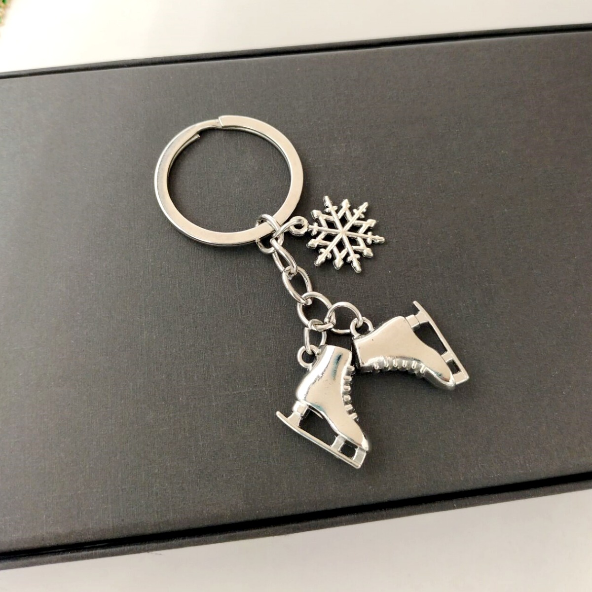 Picture of New Winter European and American Cross-Border Hot-Selling Snowflake Skates Alloy Keychain Christmas Ornaments