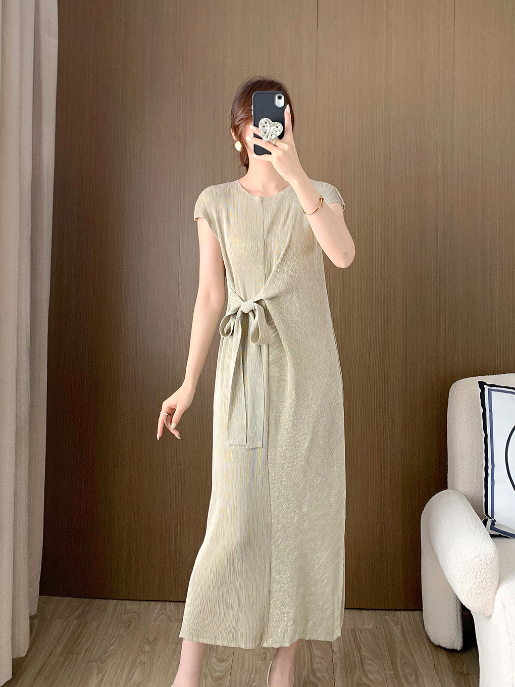 Design Pleated Dress Women's Spring and Summer 2024 New Lace-up Flesh Covering Slimming Skirt High-end Glossy Long Dress