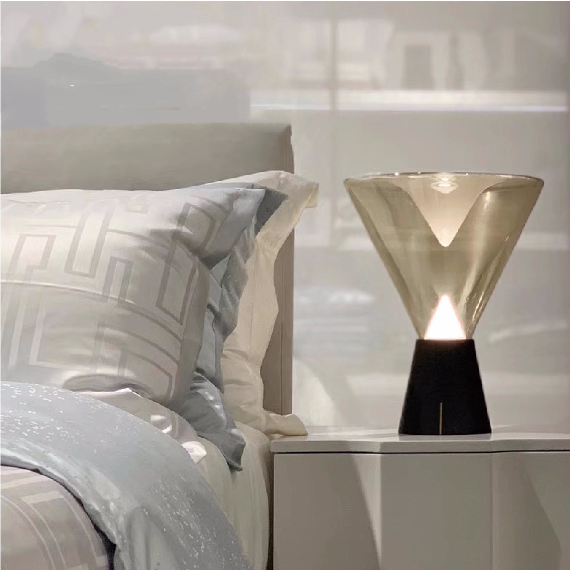 Nordic simple creative hat personality living room bedroom bedside lamp designer model room hotel decorative table lamps
