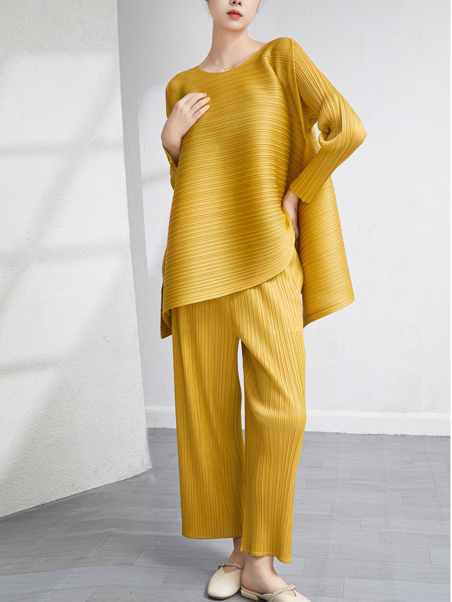 Picture of Miyake Original Single Fabric Suit New Loose Age-Reducing Flesh-Covering Large Size Elegant Fashion Top Loose Casual Pants