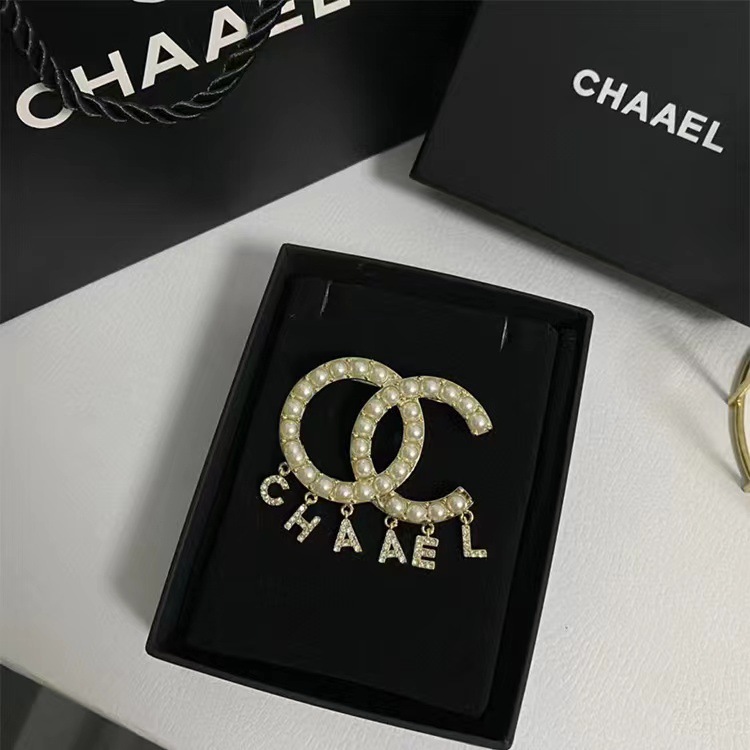Picture of 2023 Autumn and Winter New High Quality Fragrance c Letter Brooch Retro Antique Chest All-match Simple High-end