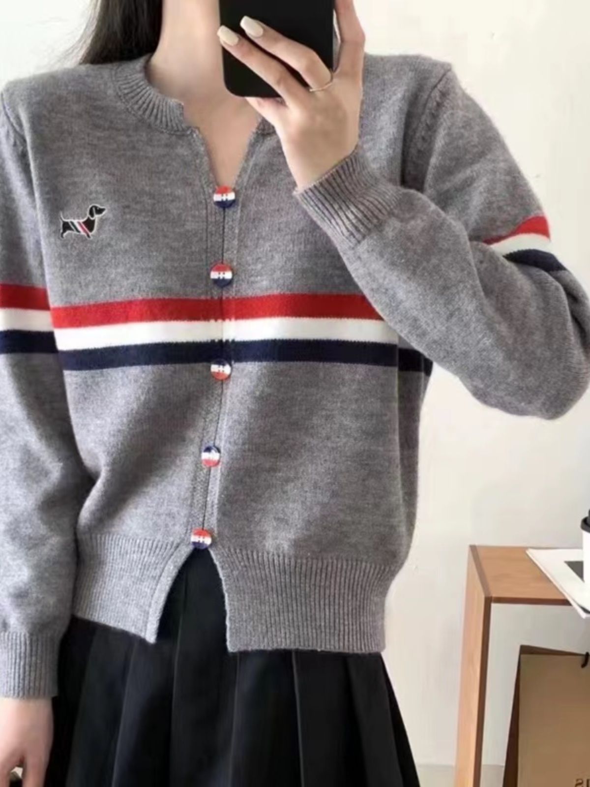 New V-neck striped contrast chest puppy embroidered hem open-cut long sleeve sweater base sweater