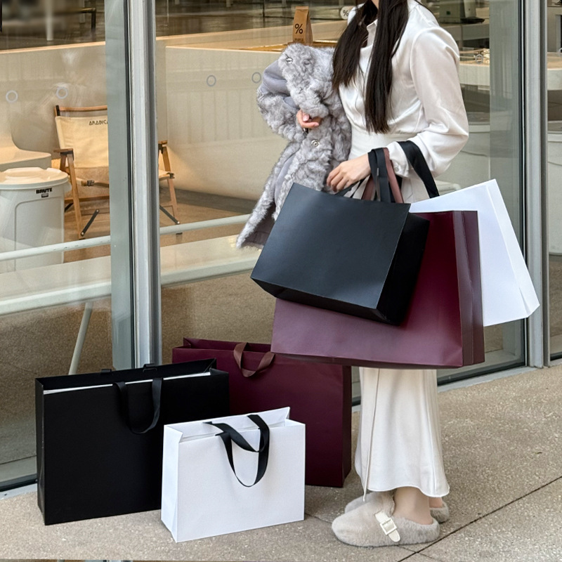 High-grade feeling paper bag portable clothing store clothes packaging gift bag shopping packaging hand gift thickened large wholesale