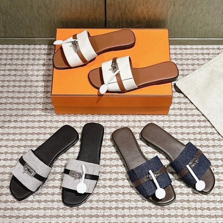 in stock high quality Cyber Popular Small Lock Slippers Women's Fashionable All-match Color Matching Square Head Flat Outer Sandals for Summer