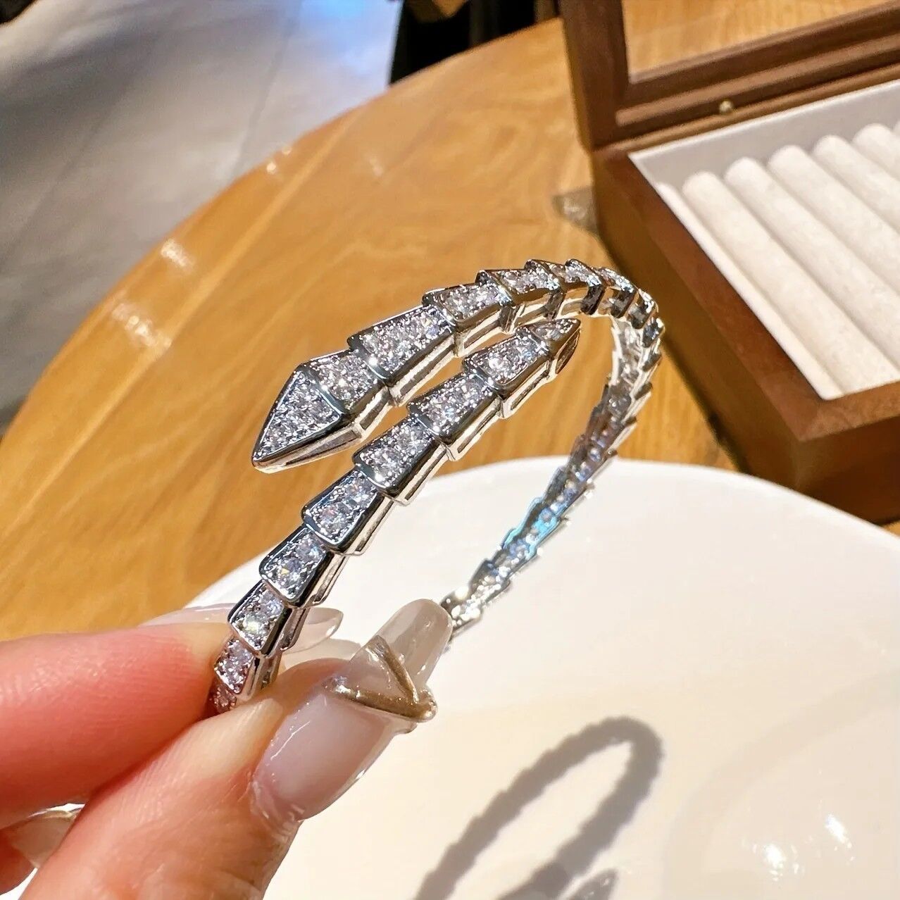 1 High-Quality Creative Full-Diamond Snake Bone Bracelet Ring with a Fashionable European and American Style, High-End Feel, and Trendy Copper Batch