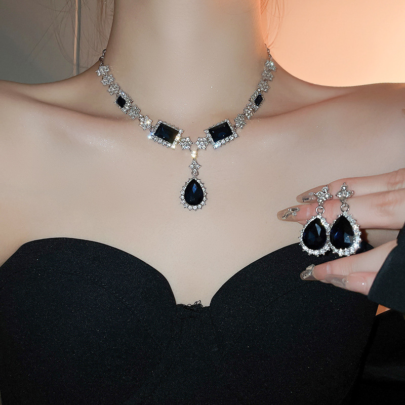 Picture of European and American light luxury high-end zircon jewelry suit necklace niche retro clavicle chain fashion Joker jewelry wholesale