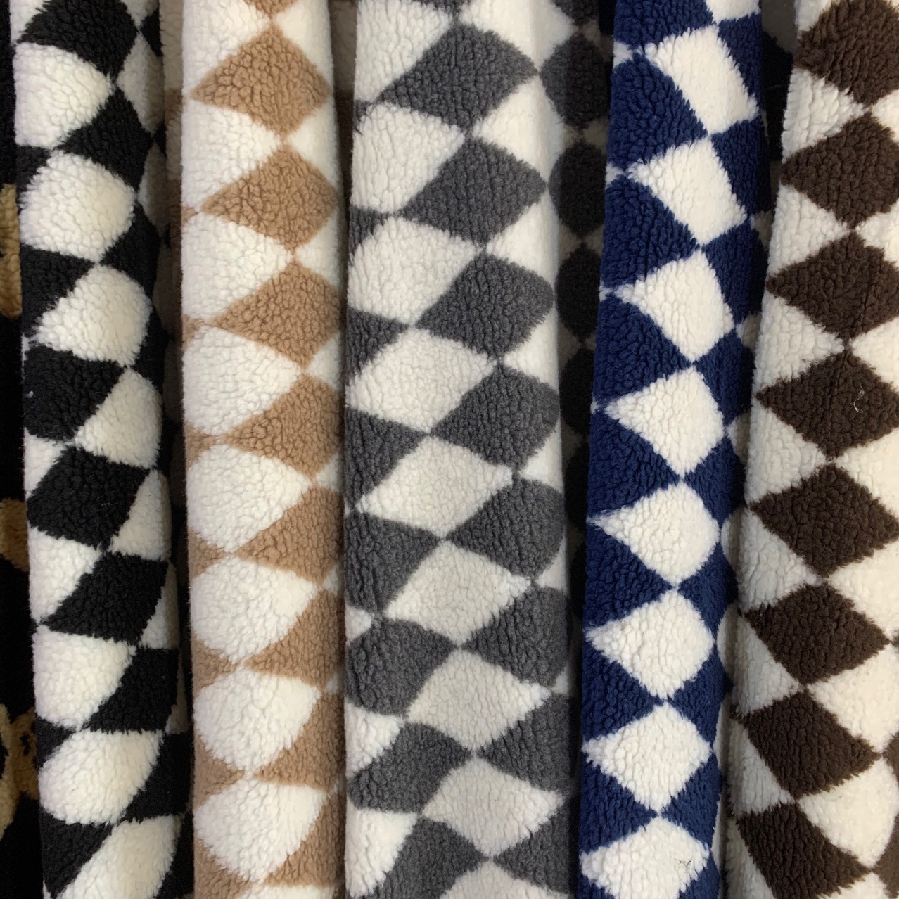 Factory spot 600g jacquard lamb wool flannel polyester grain lamb wool rhombus grain cashmere fabric