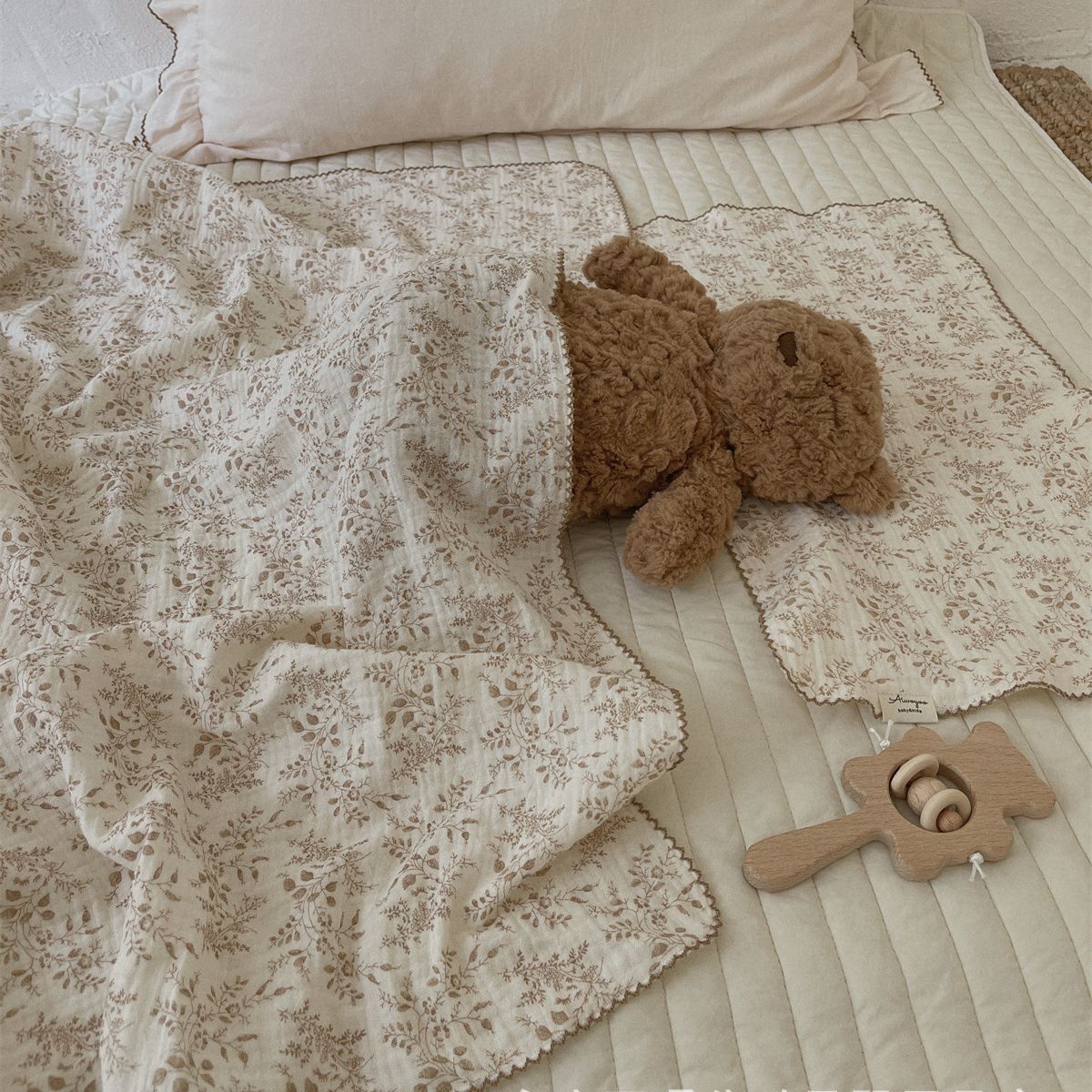 Picture of ins floral Korean style double-layer cotton yarn cotton baby blanket quilt towel bath towel soft glutinous cotton blanket