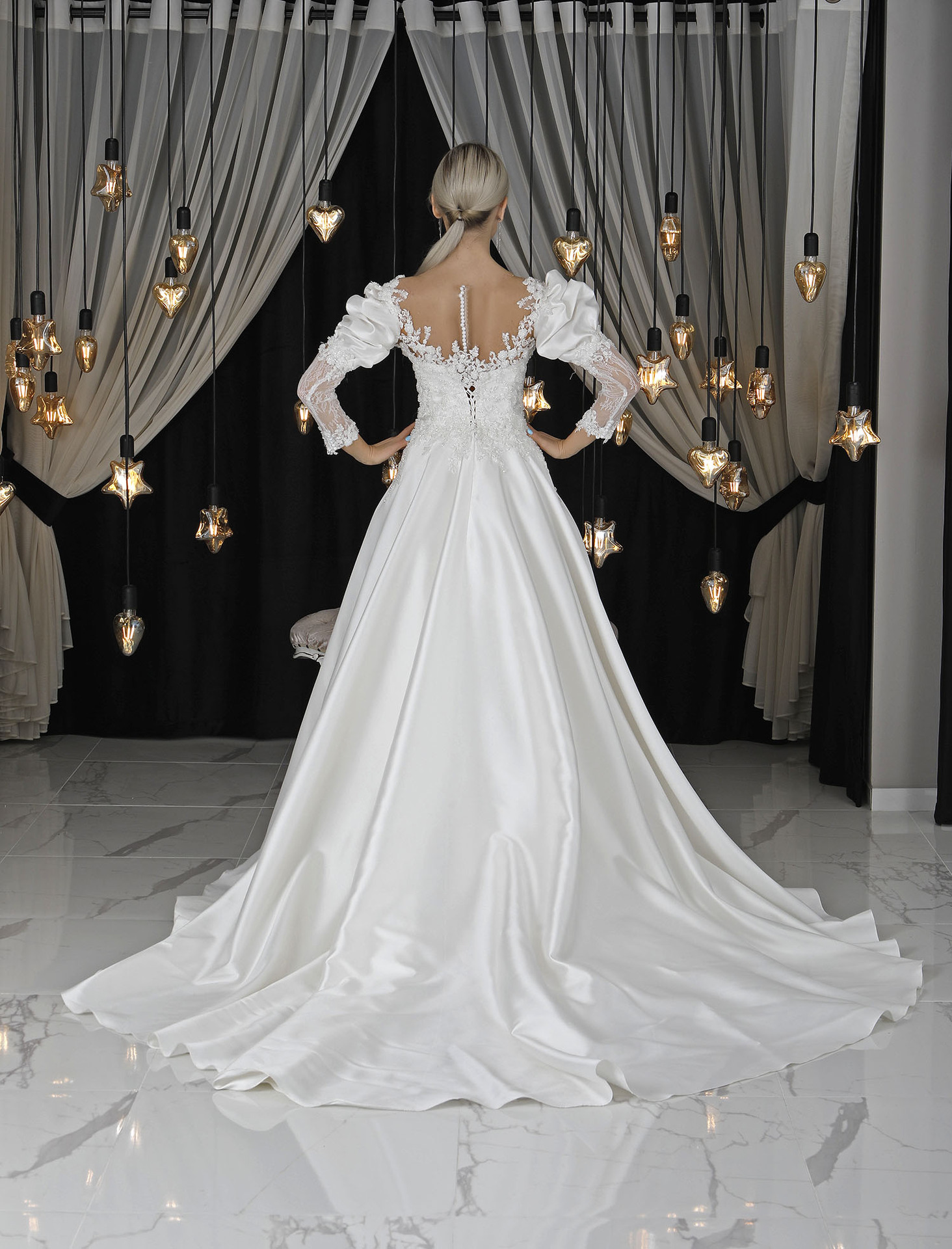 Picture of Europe and the United States large size cross-border hot French satin bridal yarn main yarn evening host studio outside the evening dress