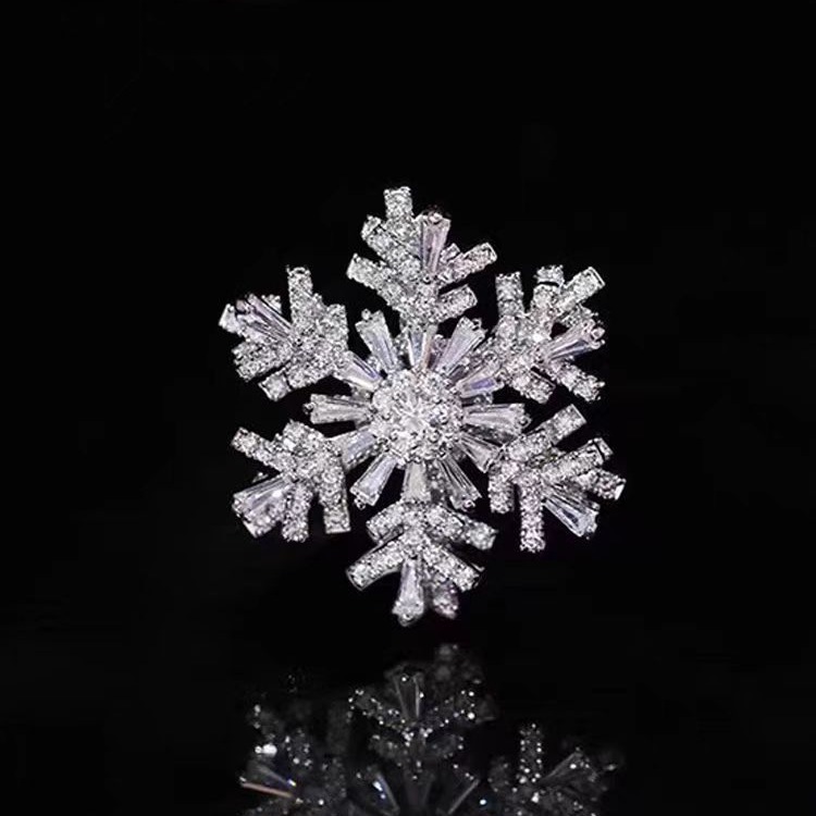 European and American snowflake fashion style autumn and winter new niche design cold high-end exquisite bright personality brooch accessories