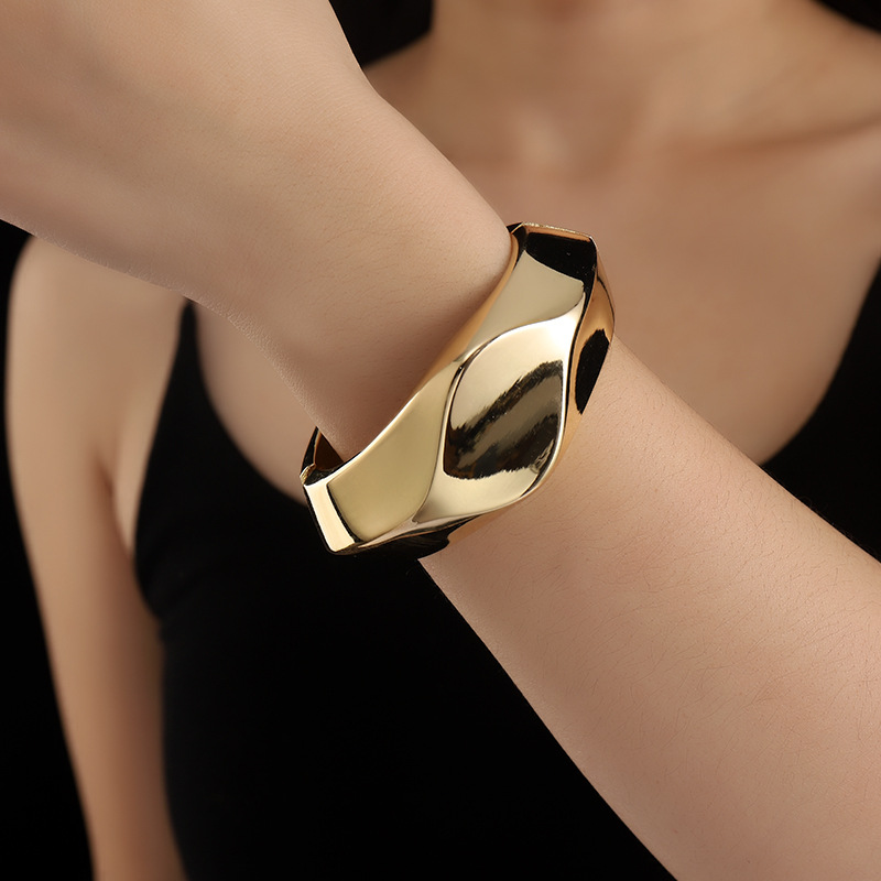 Cross-border hot Korean fashion bracelet does not fade, does not fade, exaggerated bright bracelet bracelet manufacturers wholesale