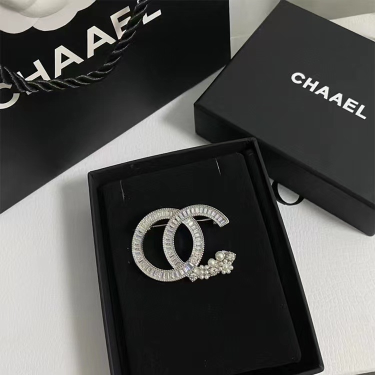 Picture of 2023 Autumn and Winter New High Quality Fragrance c Letter Brooch Retro Antique Chest All-match Simple High-end