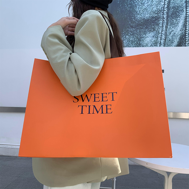 Handbag white cardboard bag custom gift bag wholesale clothing store cosmetics shopping bag in stock printed logo